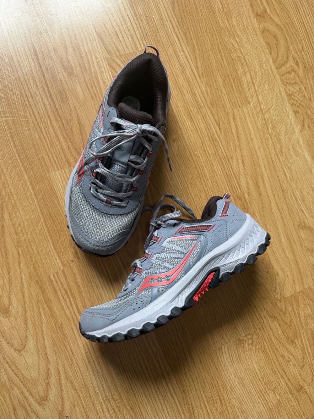 Saucony Hiking Shoes – Grey with Unique Color Details